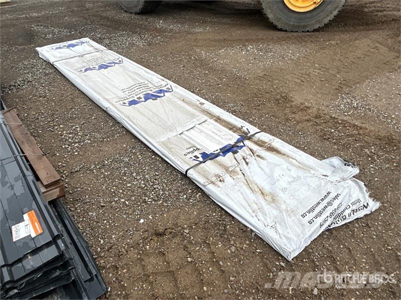 Quantity of (100) 16 ft White Steel Siding / Roofi Sonstige Baumaschinen