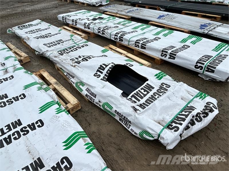 Quantity of (100) 16 ft White Steel Siding / Roofi Sonstige Baumaschinen