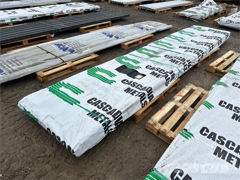 Quantity of (100) 16 ft Black Steel Siding / Roofi Sonstige Baumaschinen