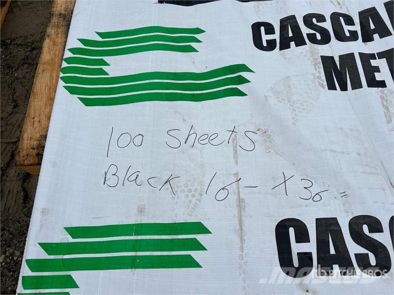 Quantity of (100) 16 ft Black Steel Siding / Roofi Sonstige Baumaschinen