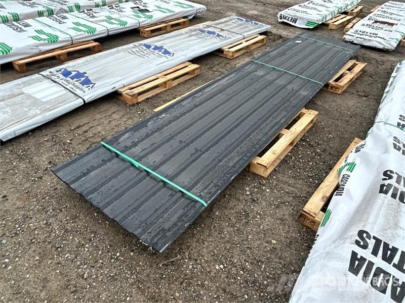 Quantity of (100) 16 ft Black Steel Siding / Roofi Sonstige Baumaschinen