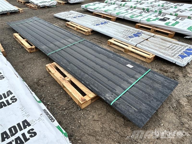 Quantity of (100) 16 ft Black Steel Siding / Roofi Sonstige Baumaschinen