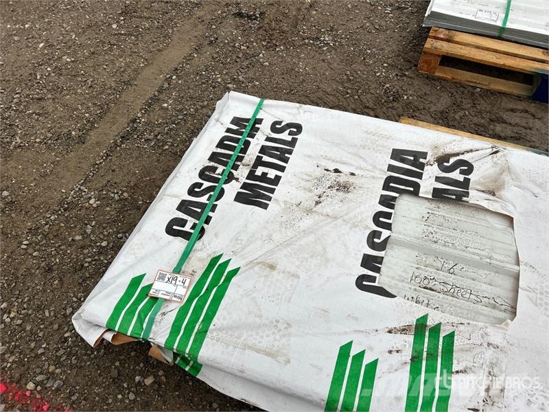 Quantity of (100) 16 ft White Steel Siding / Roofi Sonstige Baumaschinen