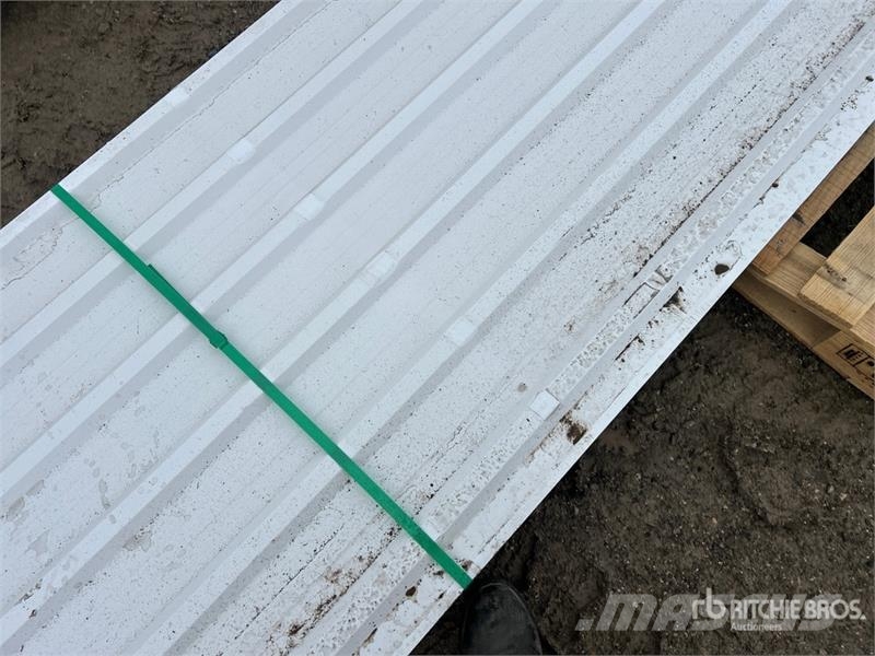 Quantity of (100) 16 ft White Steel Siding / Roofi Sonstige Baumaschinen