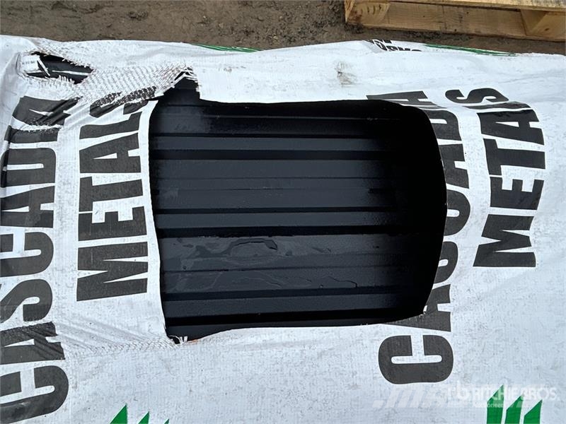 Quantity of (100) 16 ft White Steel Siding / Roofi Sonstige Baumaschinen