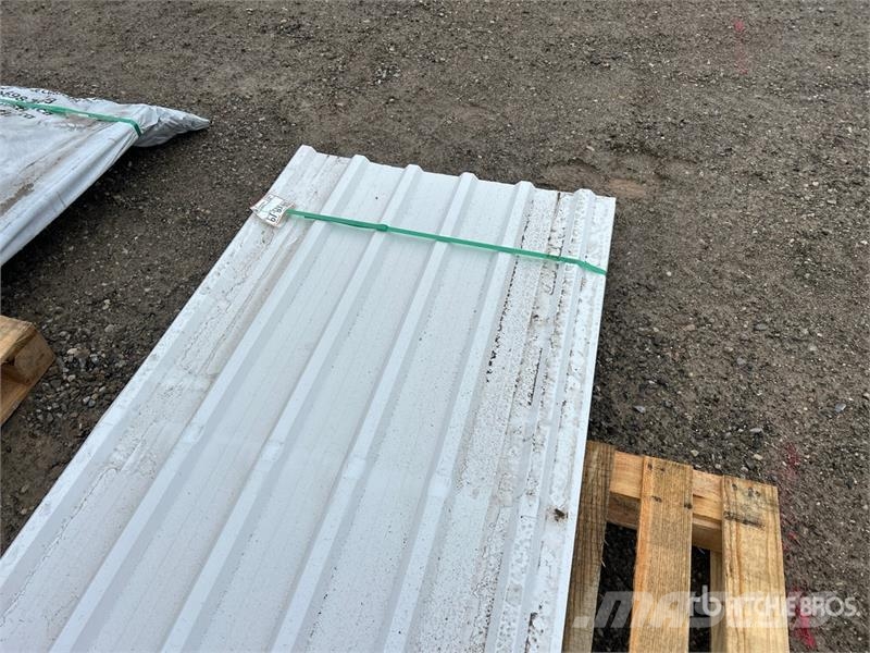 Quantity of (100) 16 ft White Steel Siding / Roofi Sonstige Baumaschinen