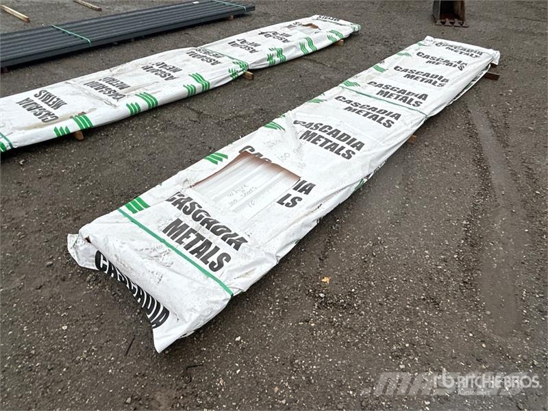 Quantity of (100) 16 ft White Steel Siding / Roofi Sonstige Baumaschinen