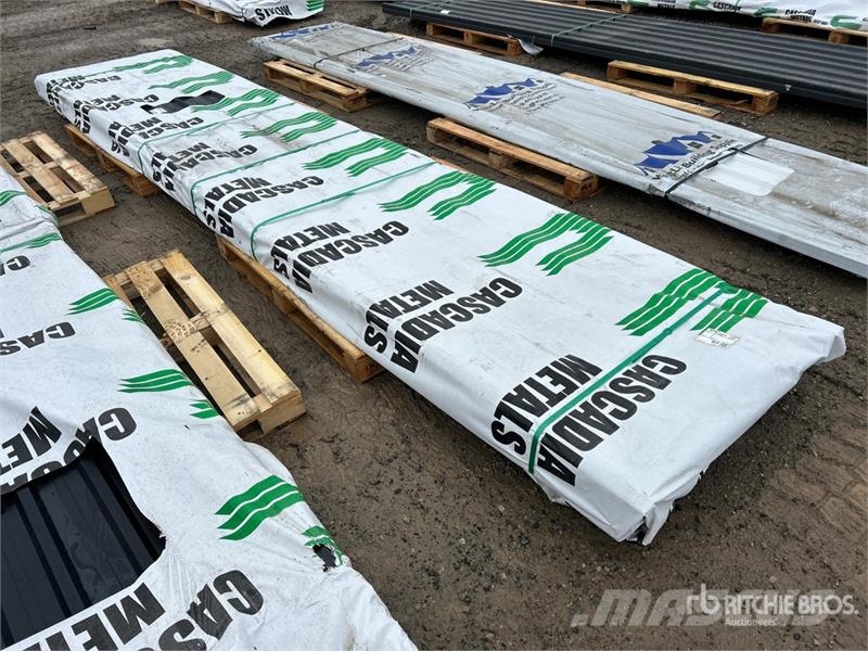 Quantity of (100) 16 ft Black Steel Siding / Roofi Sonstige Baumaschinen