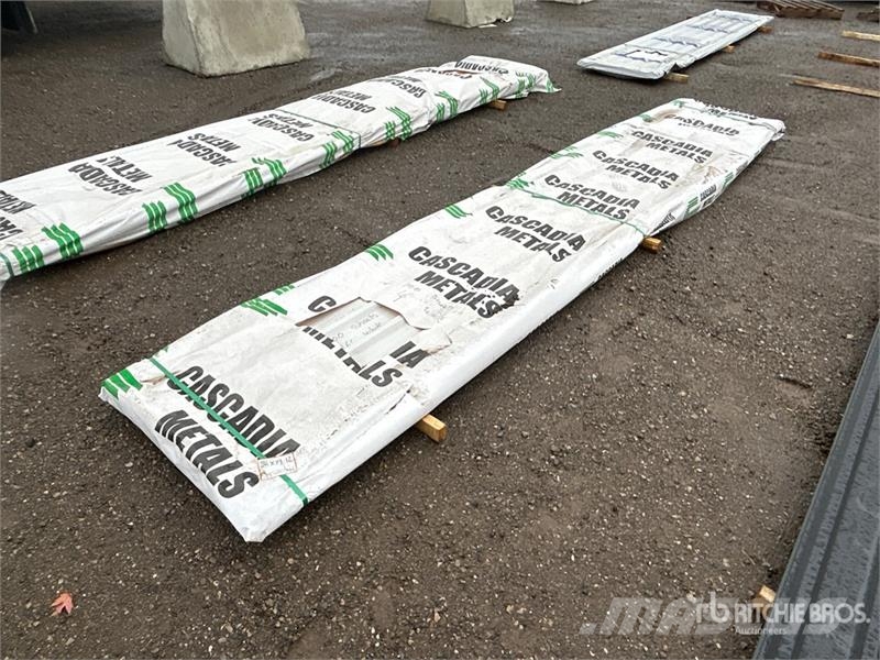 Quantity of (100) 16 ft White Steel Siding / Roofi Sonstige Baumaschinen