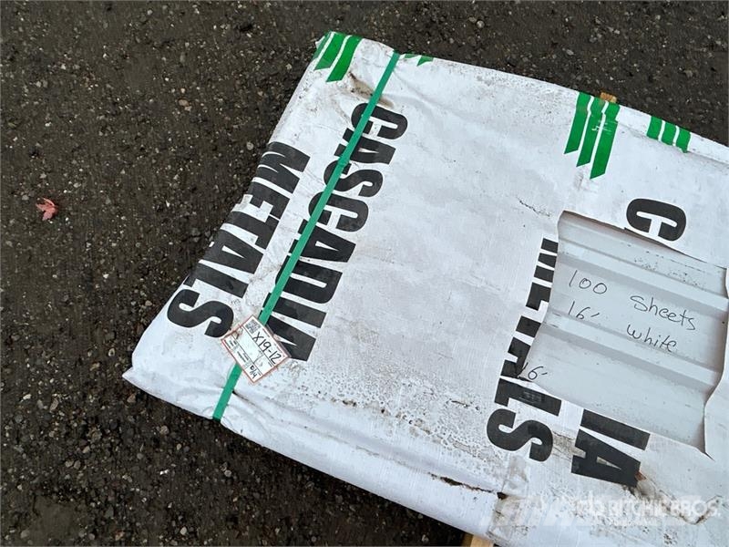 Quantity of (100) 16 ft White Steel Siding / Roofi Sonstige Baumaschinen