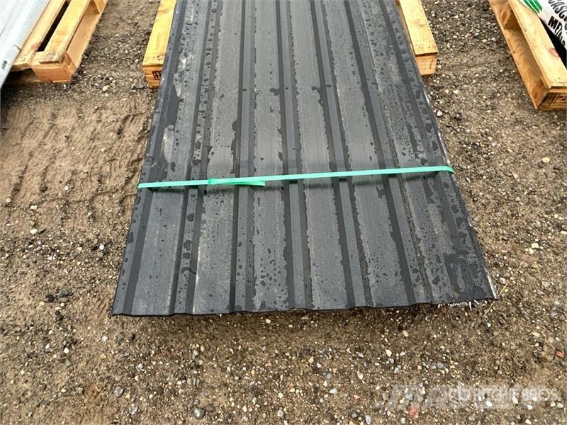 Quantity of (100) 16 ft Black Steel Siding / Roofi Sonstige Baumaschinen