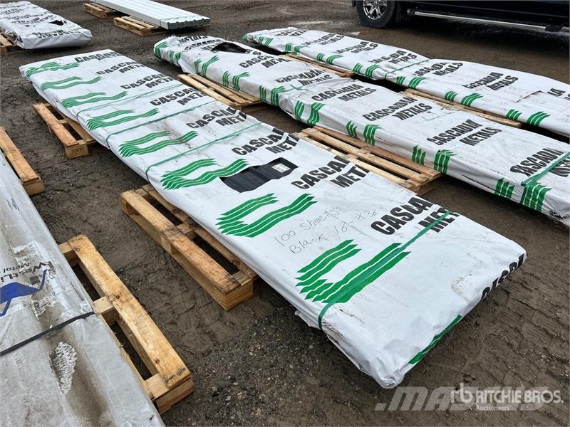 Quantity of (100) 16 ft Black Steel Siding / Roofi Sonstige Baumaschinen
