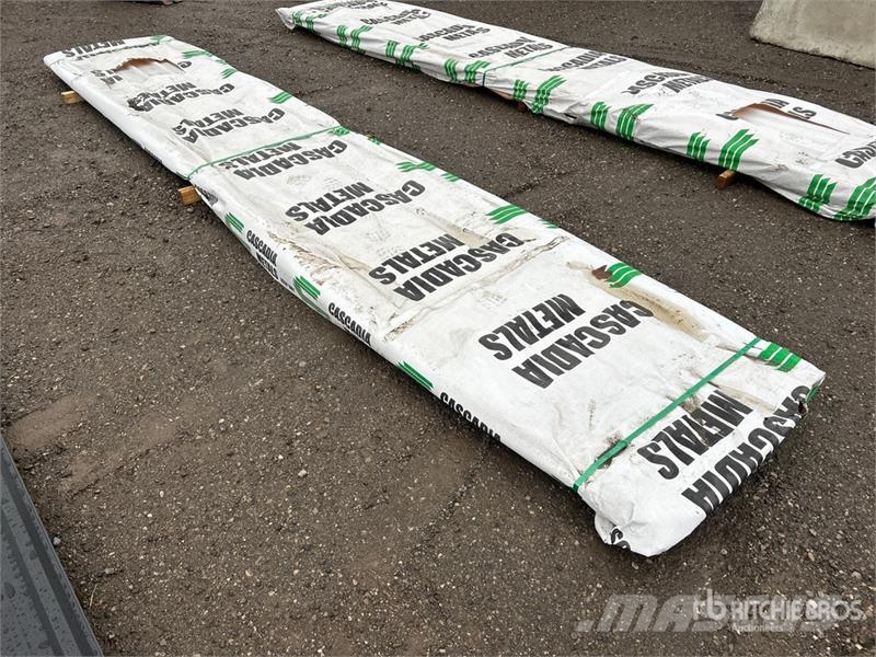 Quantity of (100) 16 ft White Steel Siding / Roofi Sonstige Baumaschinen
