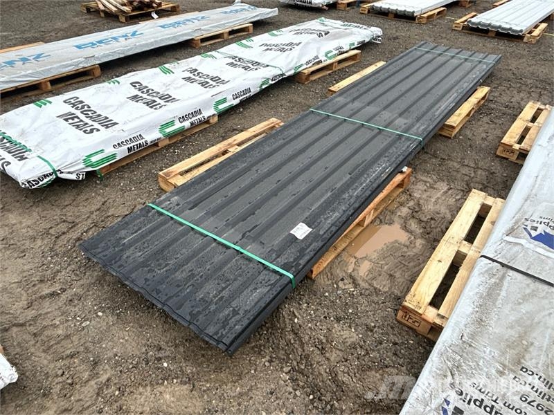 Quantity of (100) 16 ft Black Steel Siding / Roofi Sonstige Baumaschinen