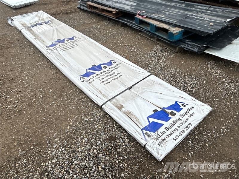 Quantity of (100) 16 ft White Steel Siding / Roofi Sonstige Baumaschinen