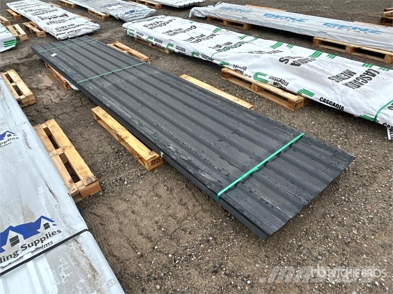 Quantity of (100) 16 ft Black Steel Siding / Roofi Sonstige Baumaschinen