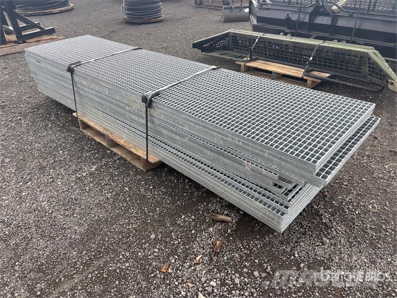  Quantity of 108 in x 26 in x 1 in Galvanized Grids Treuils, palans et monte-charge