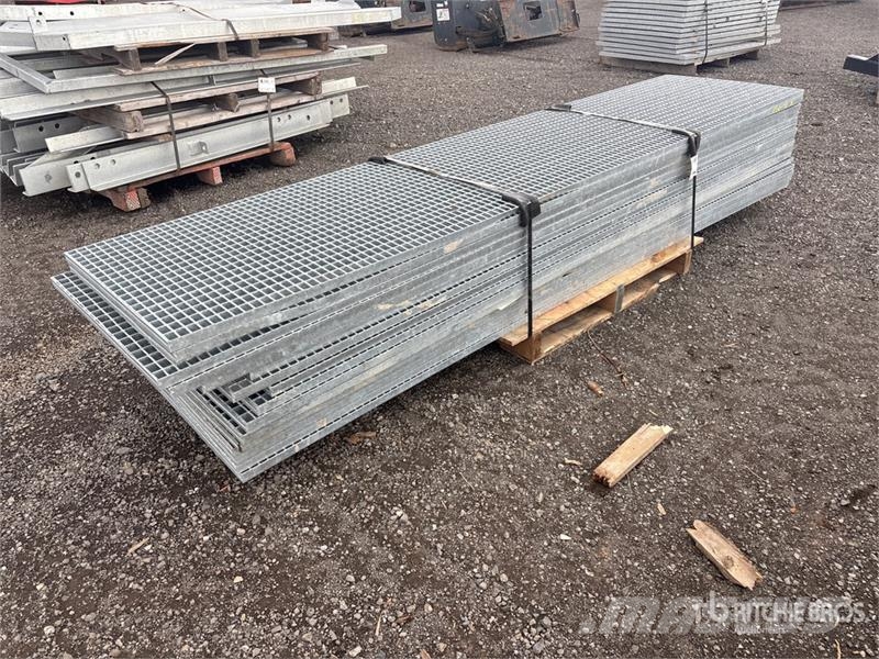  Quantity of 108 in x 26 in x 1 in Galvanized Grids Treuils, palans et monte-charge