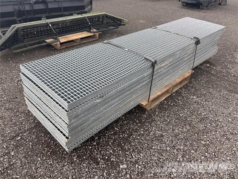  Quantity of 108 in x 26 in x 1 in Galvanized Grids Treuils, palans et monte-charge