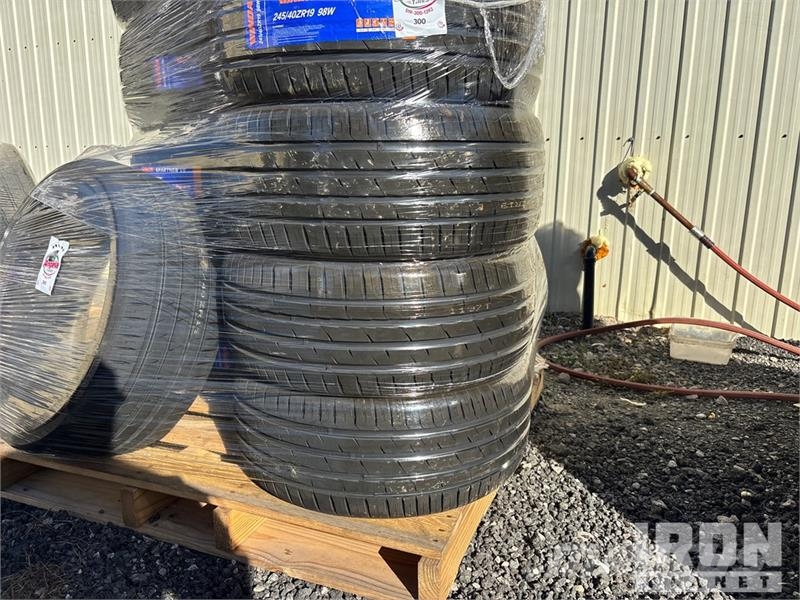  Quantity of (12) 245/40ZR19 Tires (Unused) 轮胎、车轮、轮圈