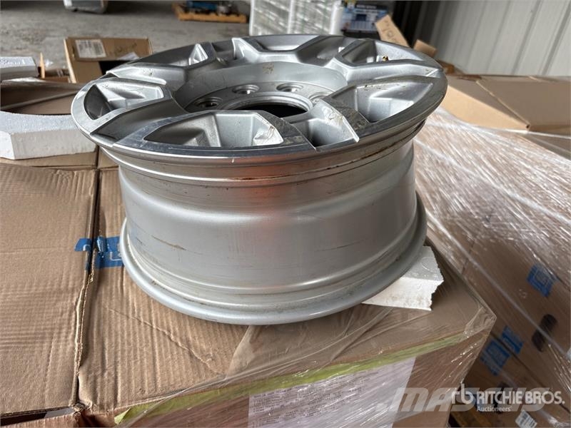  Quantity of (12) Aluminum Wheels Opony, koła i felgi