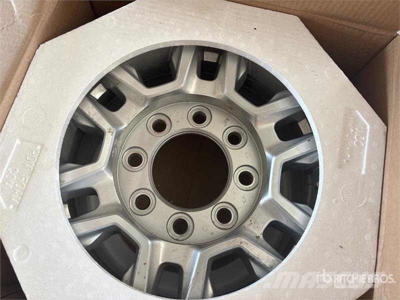  Quantity of (12) Aluminum Wheels Opony, koła i felgi
