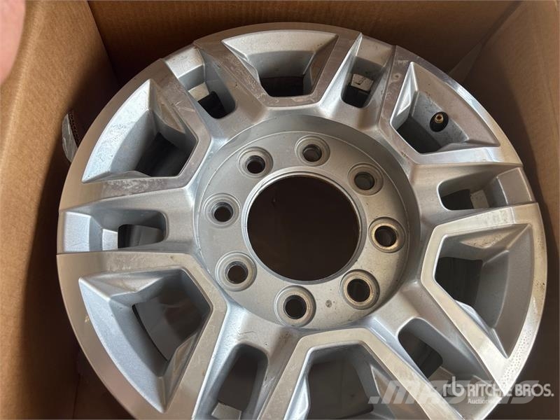  Quantity of (12) Aluminum Wheels Opony, koła i felgi