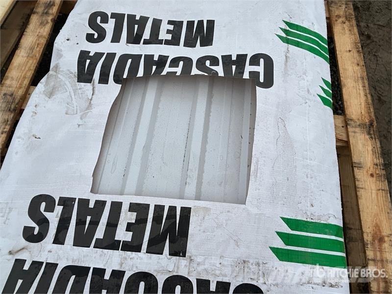 Quantity of (120) 16 ft White Steel Siding / Roofi Sonstige Baumaschinen