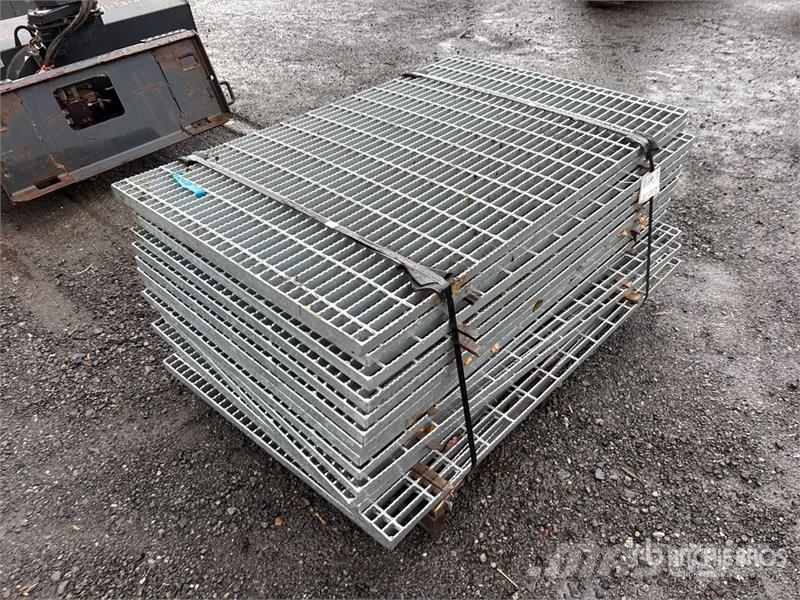  Quantity of (14) 56 in x 36 in x 3/16 Galvanized G Treuils, palans et monte-charge