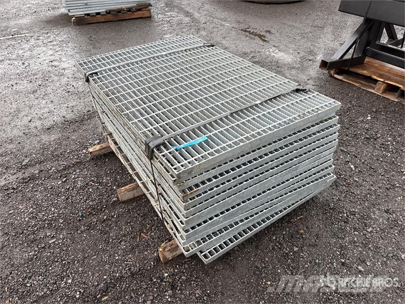  Quantity of (14) 56 in x 36 in x 3/16 Galvanized G Treuils, palans et monte-charge