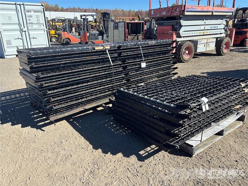 Quantity of (14) Hopper Grates ماكينات زراعية - غير ذلك
