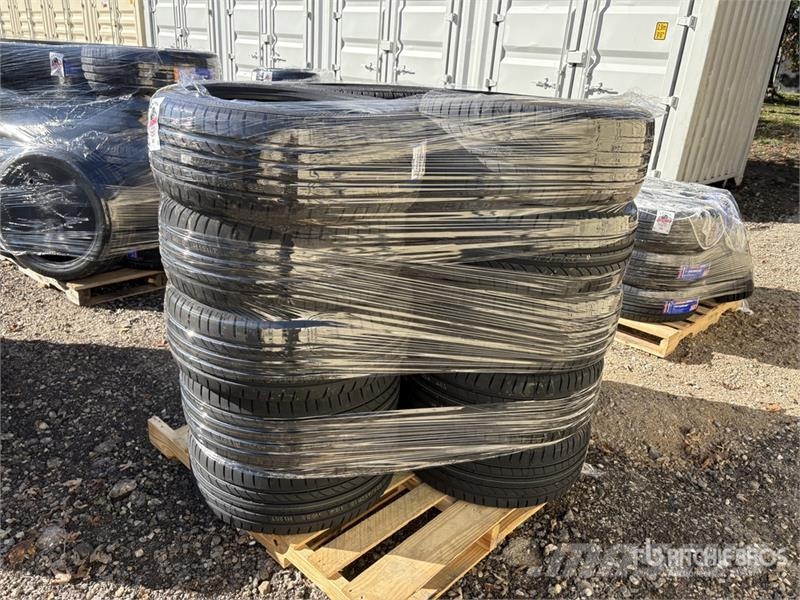 Quantity of (15) 235/45ZR18 Tires الإطارات والعجلات والحافات