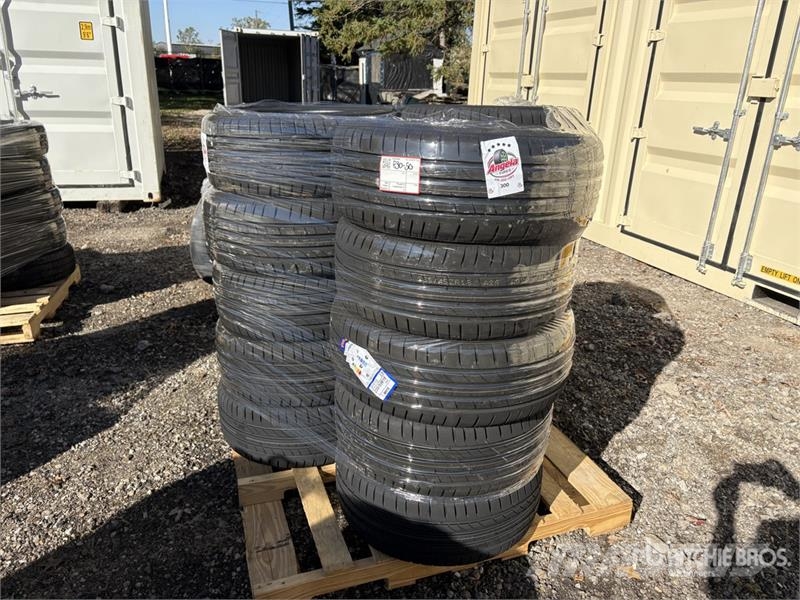 Quantity of (15) 235/45ZR18 Tires الإطارات والعجلات والحافات