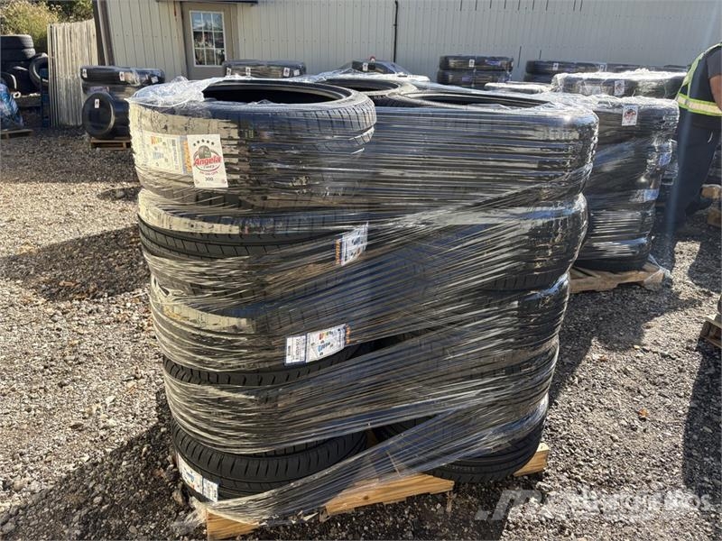 Quantity of (15) 235/45ZR18 Tires الإطارات والعجلات والحافات