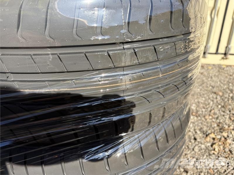 Quantity of (15) 235/45ZR18 Tires الإطارات والعجلات والحافات