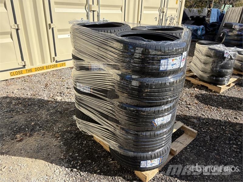 Quantity of (15) 235/45ZR18 Tires الإطارات والعجلات والحافات