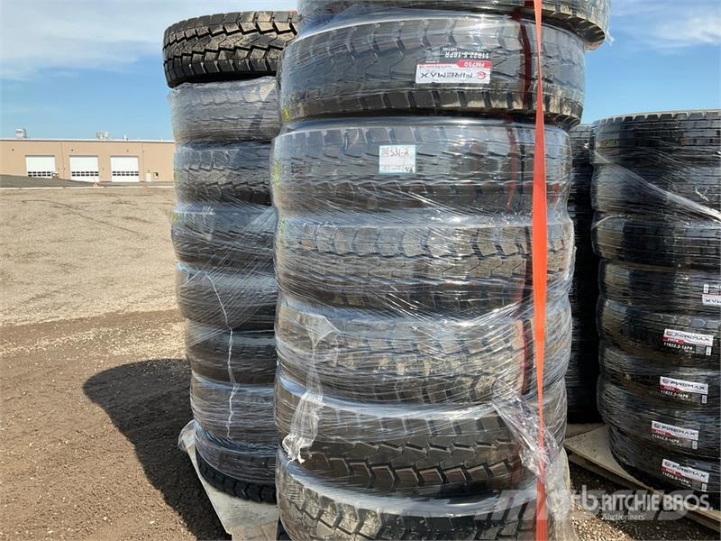  Quantity of (16) 11R22.5 Drive Transport Tires wit Banden, wielen en velgen