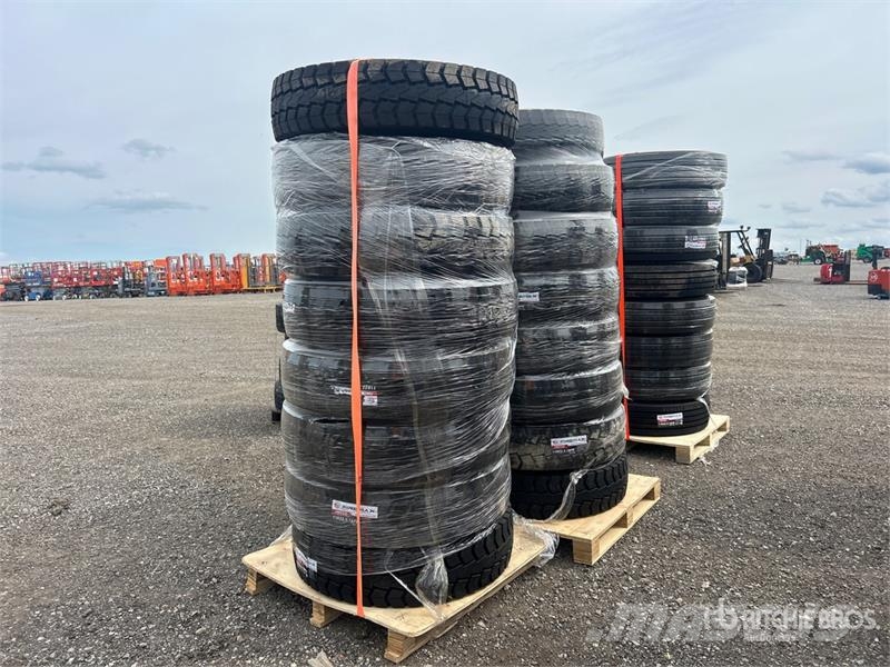  Quantity of (16) 11R22.5 Drive Transport Tires wit Banden, wielen en velgen