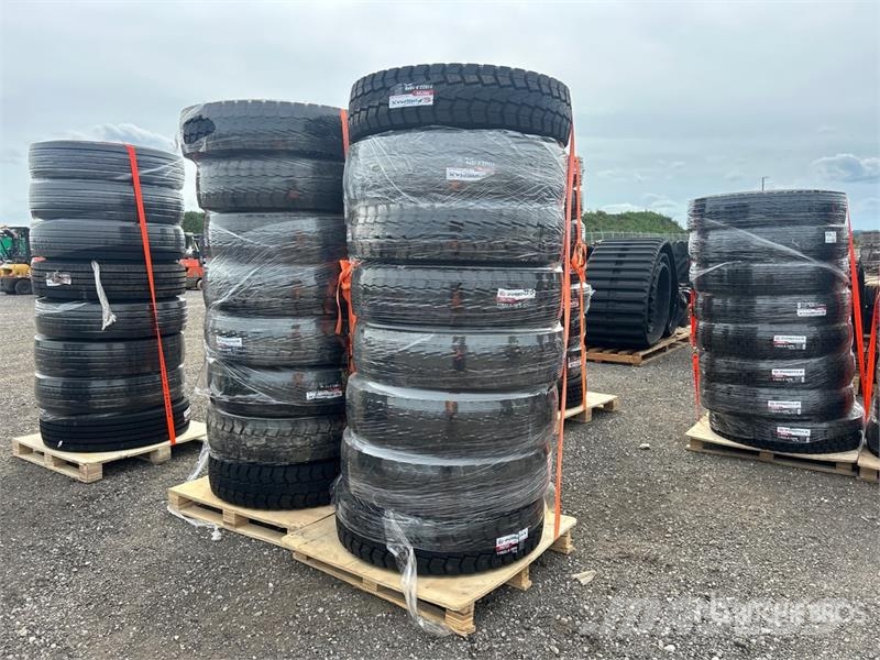  Quantity of (16) 11R22.5 Drive Transport Tires wit Banden, wielen en velgen