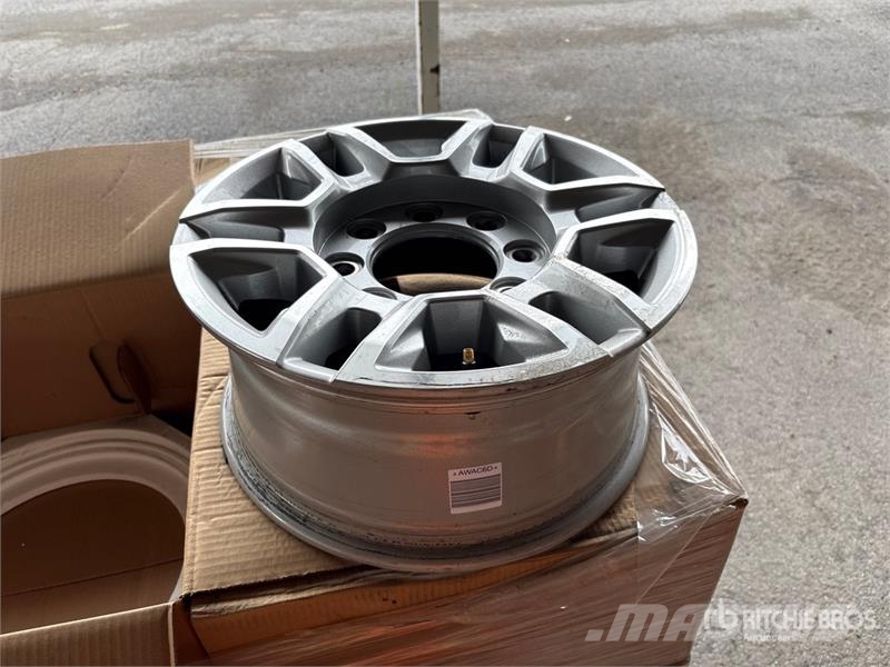  Quantity of (16) Aluminum Wheels Opony, koła i felgi