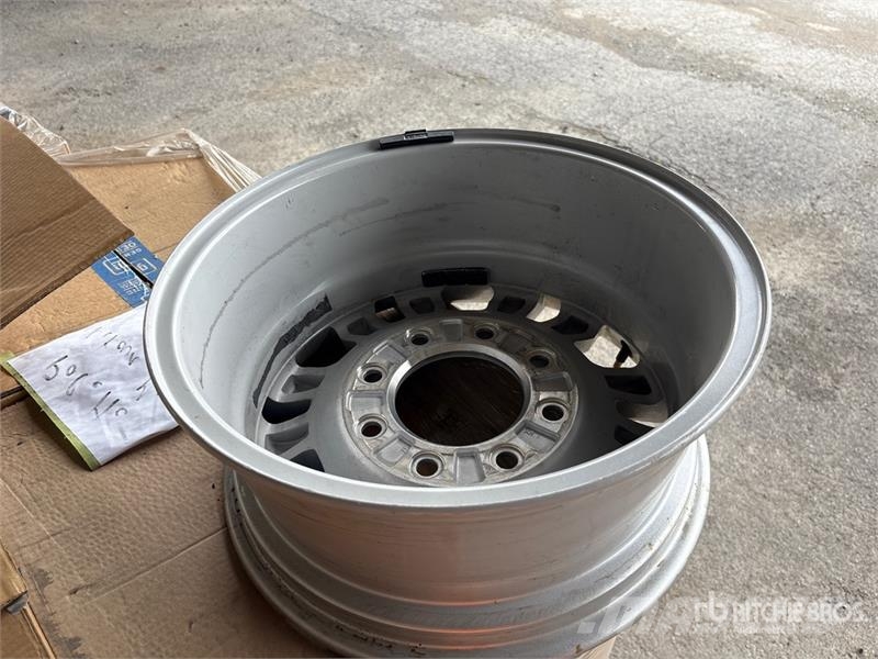 Quantity of (16) Aluminum Wheels Opony, koła i felgi
