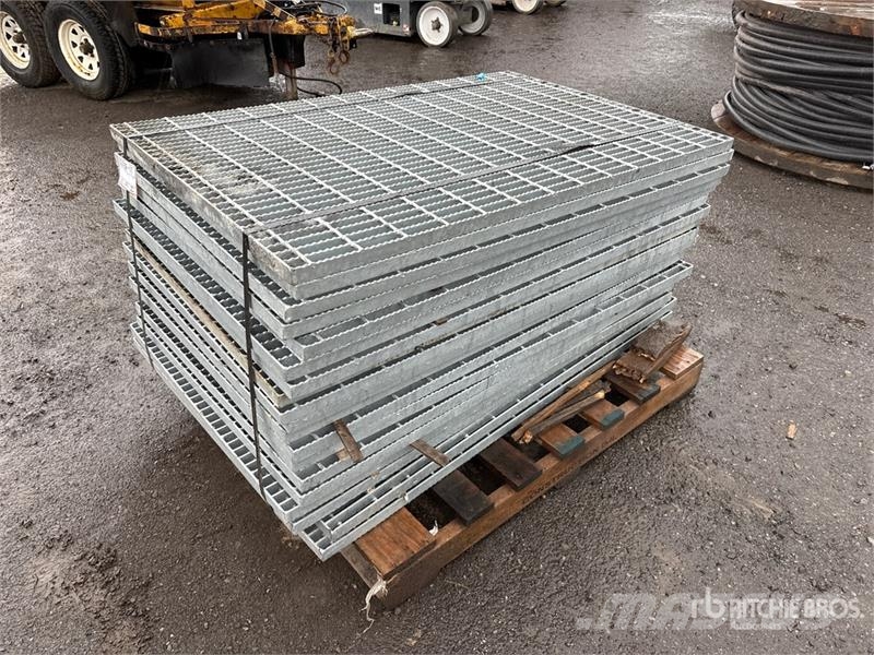  Quantity of (19) 56 in x 36 in x 3/16 Galvanized G Treuils, palans et monte-charge