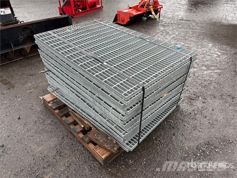  Quantity of (19) 56 in x 36 in x 3/16 Galvanized G Treuils, palans et monte-charge