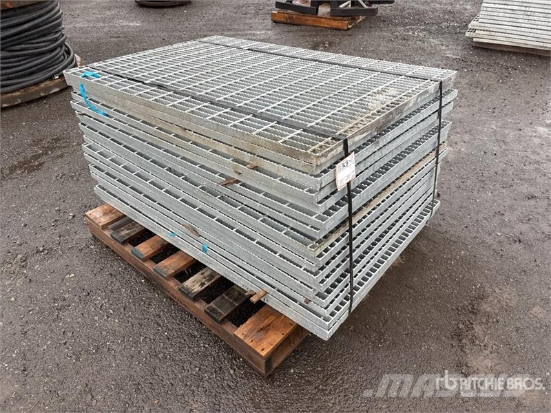  Quantity of (19) 56 in x 36 in x 3/16 Galvanized G Treuils, palans et monte-charge