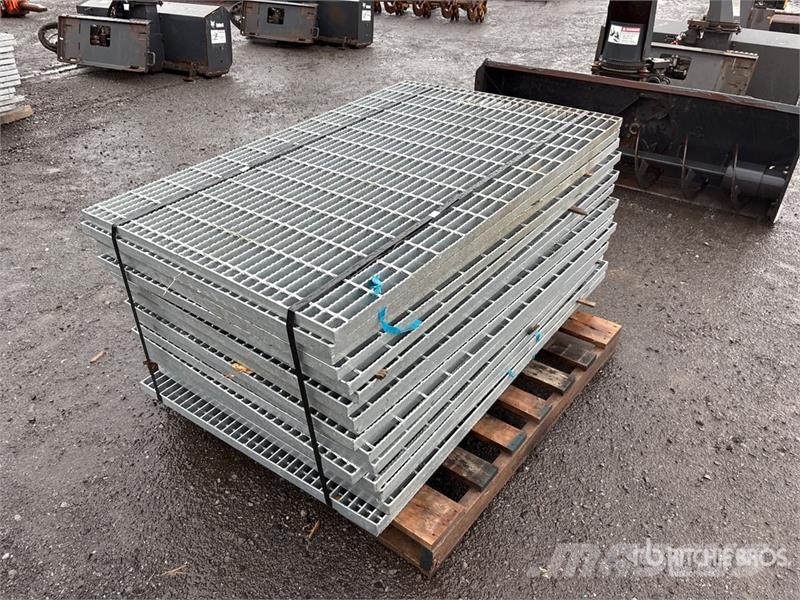  Quantity of (19) 56 in x 36 in x 3/16 Galvanized G Treuils, palans et monte-charge
