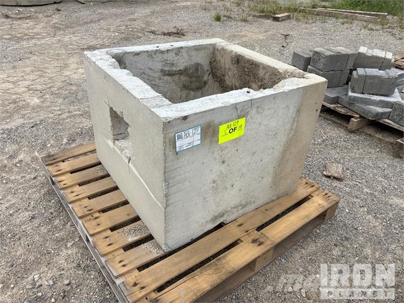  Quantity of (19) Pallets of Sewer Risers, Grates a ماكينات زراعية - غير ذلك