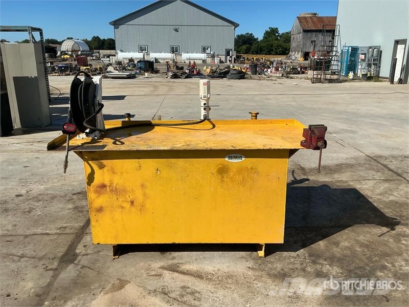 Quantity of (2) 1135 L oil tank with pneumatic pum Kraftstoff- und Zusatzstoffbehälter