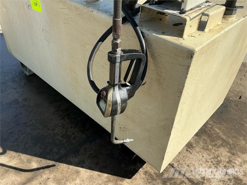 Quantity of (2) 1135 L oil tank with pneumatic pum Kraftstoff- und Zusatzstoffbehälter