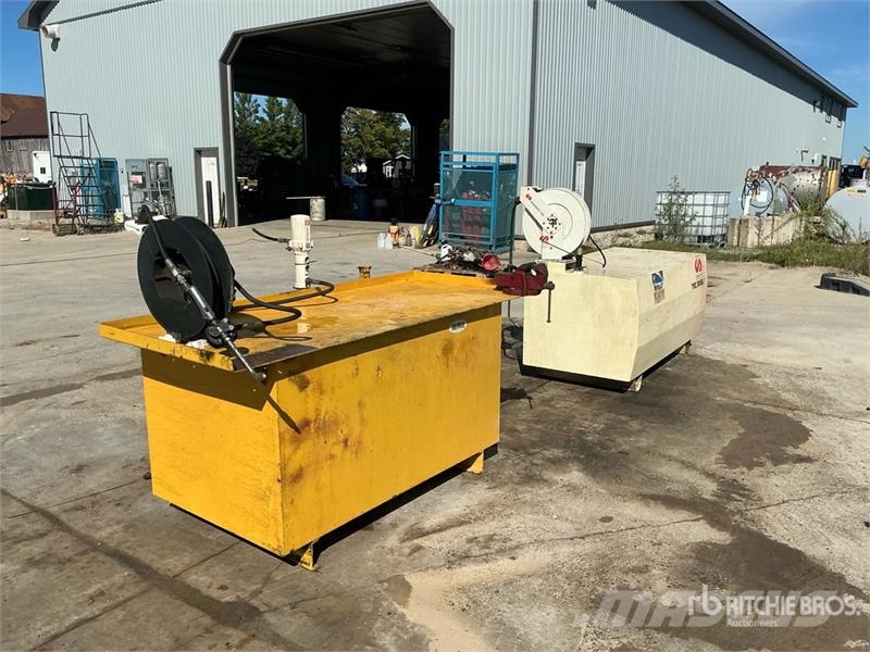 Quantity of (2) 1135 L oil tank with pneumatic pum Kraftstoff- und Zusatzstoffbehälter