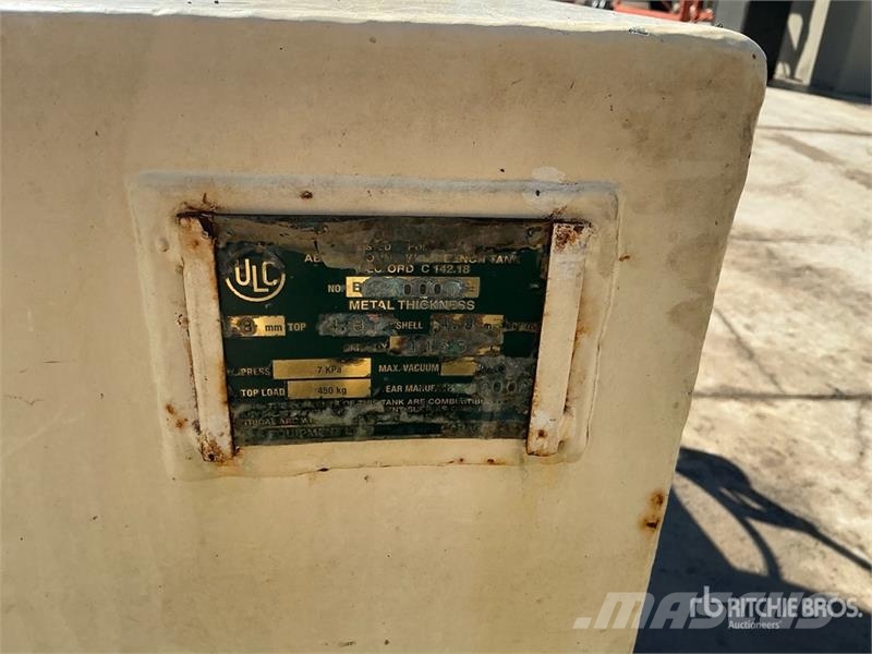 Quantity of (2) 1135 L oil tank with pneumatic pum Kraftstoff- und Zusatzstoffbehälter